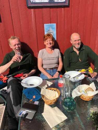 Fyrinnen med kjekke karer som kom forbi i kajakk