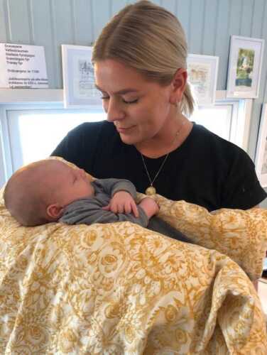 Louise Jakobsen med tantebarnet Harald